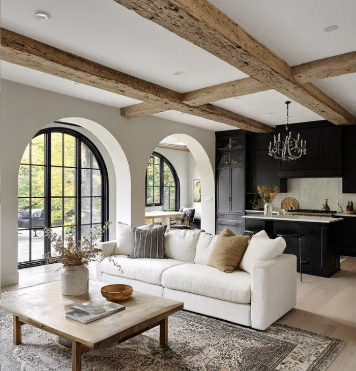 Salon chaleureux aux poutres apparentes, intérieur harmonisé