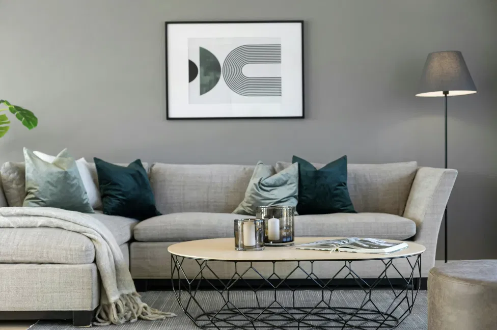 Salon épuré aux tons gris et verts, exemple de home staging réussi