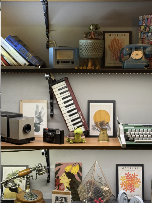 Étagère encombrée de bibelots et objets personnels, exemple à éviter en home staging