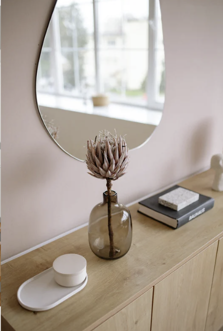 Miroir et décoration d’une entrée accueillante avec console en bois