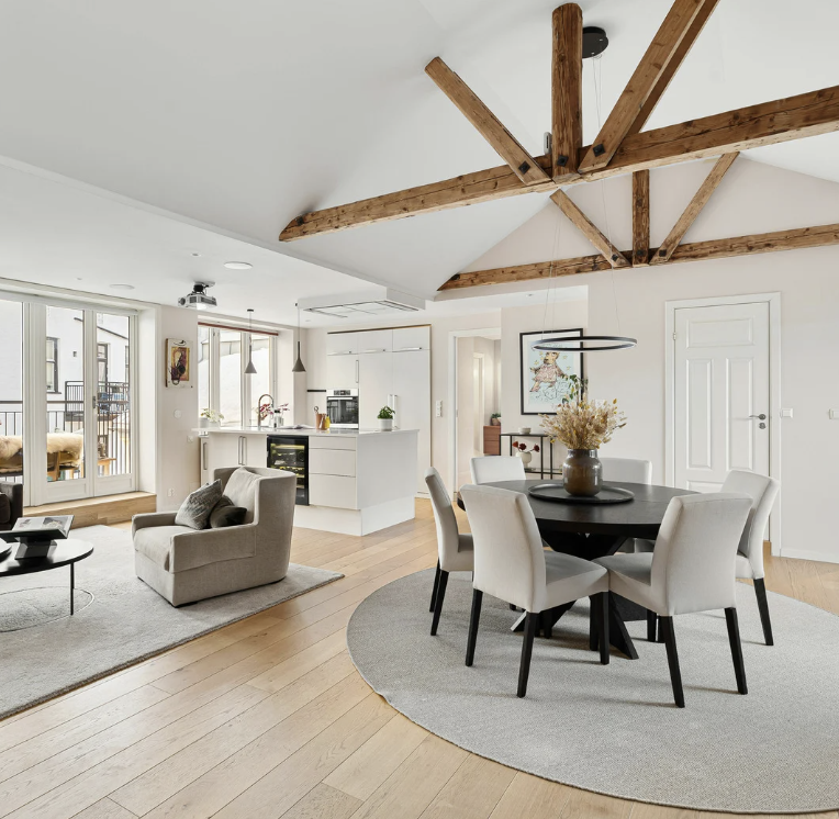 Circulation dans un intérieur entre salon, salle à manger et cuisine